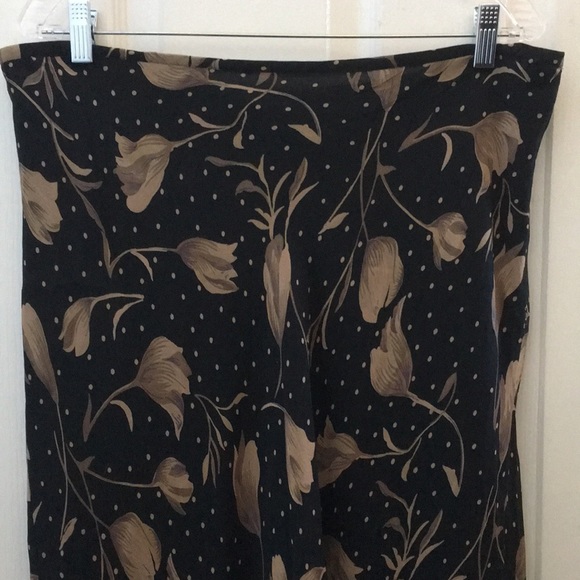 FINAL MARKDOWN Ladies’ R. J. Collection silk Skirt (L) - Picture 2 of 10